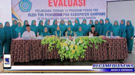 Caption: Tim Penggerak PKK Desa Gunung Rancak, Kecamatan Robatal, bersama Ketua TP PKK Kabupaten Sampang, (Doc: Agus/RMN).