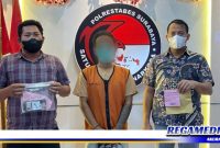 Caption: tersangka inisial HJ, saat diamankan di ruang Unit Satresnarkoba, (Doc: Humas Polrestabes Surabaya).