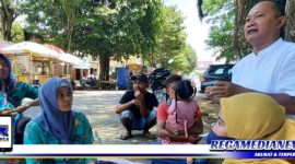 Caption: petugas BPJS Ketenagakerjaan Madura menyisir pedagang pasar, sosialiasi jamsos di Pasar Ki Lemah Duwur Bangkalan, (Dok. Syamsul Arifin/Regamedianews).