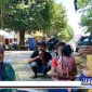 Caption: petugas BPJS Ketenagakerjaan Madura menyisir pedagang pasar, sosialiasi jamsos di Pasar Ki Lemah Duwur Bangkalan, (Dok. Syamsul Arifin/Regamedianews).