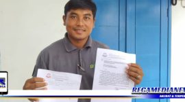 Caption: Komaruddin kasa hukum korban penembakan, menunjukkan surat pemberitahuan perkembangan hasil penyidikan, (Dok. Syamsul Arifin/Regamedianews).