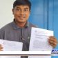 Caption: Komaruddin kasa hukum korban penembakan, menunjukkan surat pemberitahuan perkembangan hasil penyidikan, (Dok. Syamsul Arifin/Regamedianews).