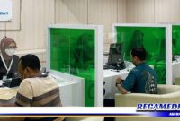 Caption: pegawai BPJS Ketenagakerjaan melayani peserta BPJS, (Dok. Syafin/Regamedianews).