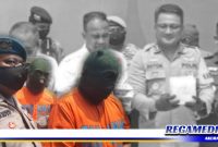 Caption: Polres Pelabuhan Tanjung Perak tunjukkan tersangka dan barang bukti puluhan kilo narkotika jaringan China, (Doc: Basori/RMN).