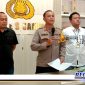 Caption: didamping Kasi Humas dan Kasat Reskrim, Kapolres Sampang ungkap satu pelaku kasus pemerkosaan anak dibawah umur, (Doc: Harry/RMN).