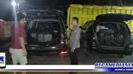 Caption: dua unit mobil bermuatan puluhan jerigen berisi solar saat diamankan polisi, (Doc: Polsek Popayato Barat).