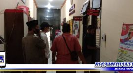Caption: perwakilan anggota BPD, didampingi dua ketua LSM saat berada didepan ruang Unit Tipidkor Satreskrim Polres Sampang, (Dok. Red/Regamedianews).