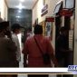 Caption: perwakilan anggota BPD, didampingi dua ketua LSM saat berada didepan ruang Unit Tipidkor Satreskrim Polres Sampang, (Dok. Red/Regamedianews).