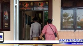 Caption: anggota BPD Karang Gayam saat masuk ke Unit Satreskrim Polres Sampang, (Dok. Tim/Regamedianews).