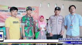 Caption: saat penyaluran BLT DD di kantor Pemdes Robatal, (Dok. Muadi/Regamedianews). 
