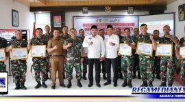 Caption: Dandim 0828 Sampang, Bupati dan Wabup Sampang pose bersama dengan seluruh Danramil se Kabupaten Sampang, (Dok. Prokopim Pemkab Sampang).