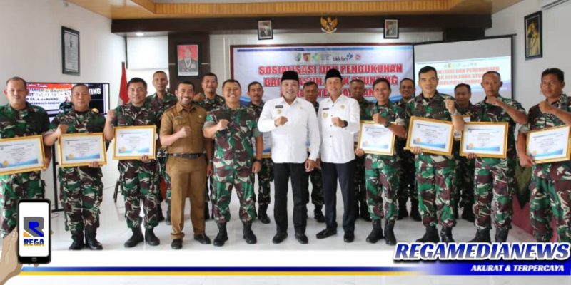 Caption: Dandim 0828 Sampang, Bupati dan Wabup Sampang pose bersama dengan seluruh Danramil se Kabupaten Sampang, (Dok. Prokopim Pemkab Sampang).
