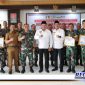Caption: Dandim 0828 Sampang, Bupati dan Wabup Sampang pose bersama dengan seluruh Danramil se Kabupaten Sampang, (Dok. Prokopim Pemkab Sampang).