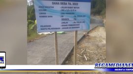 Caption: papan prasasti pembangunan jalan rabat beton di Desa Robatal, (Dok. Muadi/Regamedianews).