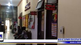 Caption: sejumlah anggota BPD Karang Gayam, saat berada didepan ruang penyidik Satreskrim Polres Sampang, (Dok. Tim/Regamedianews).