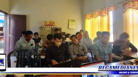 Caption: BPJS Ketenagakerjaan saat sosialisasi perlindungan jaminan sosial terhadap perangkat desa di Sampang, (Dok. Syafin/Regamedianews).