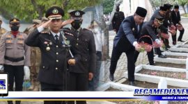 Caption: Kapolres Sampang AKBP Arman pimpin upacara ziarah dan tabur bunga, di Taman Makam Pahlawan, Kusuma Bangsa, (Dok. Humas Polres Sampang).