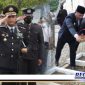 Caption: Kapolres Sampang AKBP Arman pimpin upacara ziarah dan tabur bunga, di Taman Makam Pahlawan, Kusuma Bangsa, (Dok. Humas Polres Sampang).