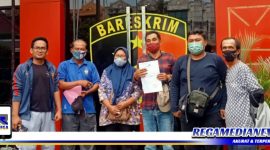 Caption: ketua dan pengurus RT Rusun Nawa Tanah Merah saat melaporkan inisial MS ke Polres Pelabuhan Tanjung Perak, (Dok. Basori/Regamedianews).