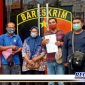 Caption: ketua dan pengurus RT Rusun Nawa Tanah Merah saat melaporkan inisial MS ke Polres Pelabuhan Tanjung Perak, (Dok. Basori/Regamedianews).
