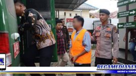 Caption: tersangka kasus korupsi pembangunan Puskesmas Kwandang hendak masuk ke mobil tahanan, (Dok. Kejari Gorut).
