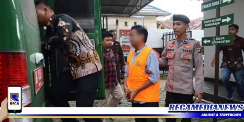 Caption: tersangka kasus korupsi pembangunan Puskesmas Kwandang hendak masuk ke mobil tahanan, (Dok. Kejari Gorut).