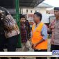 Caption: tersangka kasus korupsi pembangunan Puskesmas Kwandang hendak masuk ke mobil tahanan, (Dok. Kejari Gorut).
