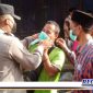 Caption: anggota Polsek Omben saat membagikan masker kepada pengunjung pasar, (Dok. Humas Polres Sampang).