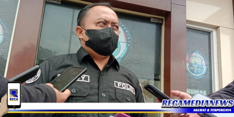 Caption: Kasi Humas Polres Sampang (Ipda Dody Darmawan), saat diwawancara sejumlah awak media, (Dok. Harry/Regamedianews).