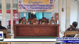 Caption: Satpol PP Bangkalan saat sosialisasi kebijakan tentang PBG, (Dok. Syafin/Regamedianews).