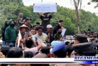 Caption: petani Bangkalan saat demo didepan kantor Dinas Pertanian Bangkalan, (Dok. Syafin/Regamedianews).