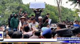 Caption: petani Bangkalan saat demo didepan kantor Dinas Pertanian Bangkalan, (Dok. Syafin/Regamedianews).