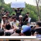 Caption: petani Bangkalan saat demo didepan kantor Dinas Pertanian Bangkalan, (Dok. Syafin/Regamedianews).