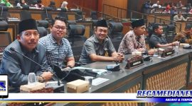 Caption: anggota DPRD Bangkalan fraksi Demokrat hadir saat rapat paripurna, (Dok. Syafin/Regamedianews).