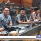 Caption: anggota DPRD Bangkalan fraksi Demokrat hadir saat rapat paripurna, (Dok. Syafin/Regamedianews).