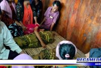 Caption: warga saat melihat jenazah dua bocah perempuan di rumah duka, (Dok. Harry/Regamedianews).