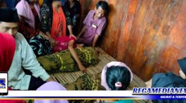Caption: warga saat melihat jenazah dua bocah perempuan di rumah duka, (Dok. Harry/Regamedianews).