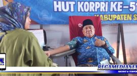 Caption: Camat Robatal Sunarto saat donor darah di aula Trunojoyo Sampang, (Dok. Muadi/Regamedianews).