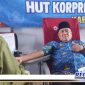 Caption: Camat Robatal Sunarto saat donor darah di aula Trunojoyo Sampang, (Dok. Muadi/Regamedianews).