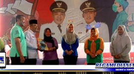 Caption: didampingi Kadinkes KB, Sekdakab Sampang saat menyerahkan dokumentasi peluncuran BLUD Puskesmas, (Dok. Muadi/Regamedianews).