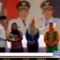 Caption: didampingi Kadinkes KB, Sekdakab Sampang saat menyerahkan dokumentasi peluncuran BLUD Puskesmas, (Dok. Muadi/Regamedianews).