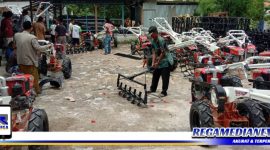 Caption: saat Poktan mengambil bantuan Hand Traktor di kantor Dinas Pertanian Dan Ketahanan Pangan Kabupaten Sampang, (Dok. Muadi/Regamedianews).