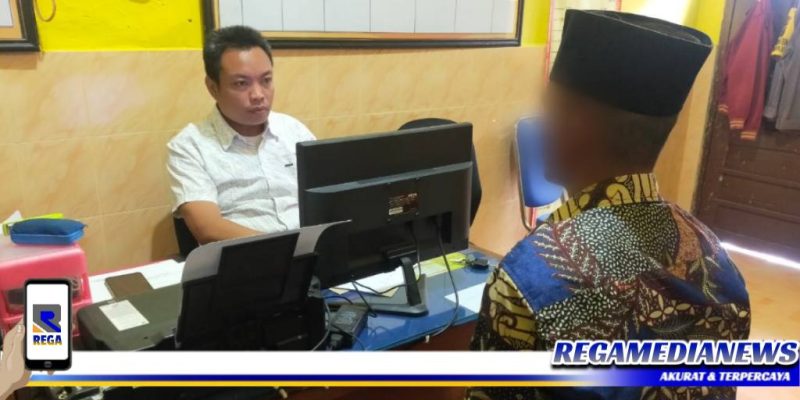 Caption: anggota Reskrim Polsek Kedungdung saat meminta keterangan terhadap terduga pelaku penganiayaan anggota LSM, (Dok. Harry/Regamedianews).