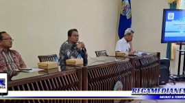 Caption: Kepala Dinas Kominfo Bangkalan, Agus Sugiyanto Zein saat menghadiri acara Sosialisasi Evaluasi Penyelenggaraan Statistik Sektoral. (Doc: Syafin/ RMN).