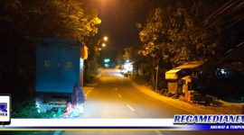 Caption: terkesan ditempatkan permanen, box trafo listrik makan bahu jalan jalur Omben - Pamekasan, (Dok. Joker)