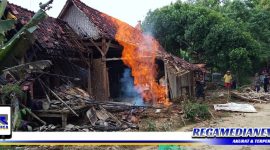 Caption: tampak semburan api setelah menghanguskan dapur warga, (Dok. Muadi/Regamedianews).