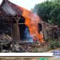 Caption: tampak semburan api setelah menghanguskan dapur warga, (Dok. Muadi/Regamedianews).