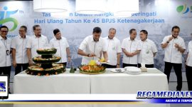 Caption: Dirut BPJS Ketenagakerjaan Anggoro Eko Cahyo saat potong tumpeng memperingati HUT BPJS Ketenagakerjaan ke 45, (Dok. foto istimewa).