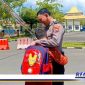 Caption: Farhansyah saat menjumpai Aipda Liwail Amri ke Mako Polres Sampang, (Dok. Harry/Regamedianews).