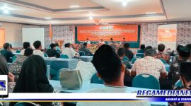Caption: Bawaslu Sampang saat sosialisasi Gerakan Masyarakat Pengawas Partisipatif (Gempar) Pemilu serentak tahun 2024, (Dok. Harry/Regamedianews).